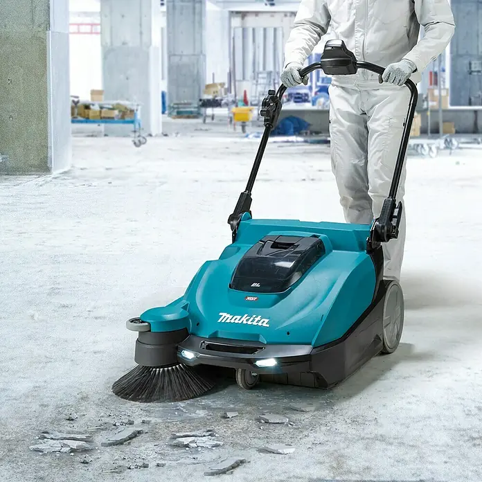 Makita XGT 40V max. Akku-Handkehrmaschine VS001GZ - 40 V, Arbeitsbreite: 650 mm, 24 l - Der Makita Akku-Bodenreiniger im Einsatz, eine effiziente Lösung für die Reinigung großer Flächen.