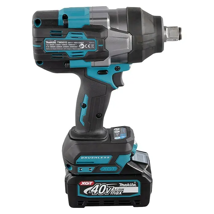 Makita XGT 40V max. Llave de impacto de batería TW001GM201 - 40 V, 2 baterías, 4 Ah, 1.800 Nm - Primer plano de una llave de impacto inalámbrica Makita TW001G con una batería Li-Ion de 40V máx., ideal para uso profesional.