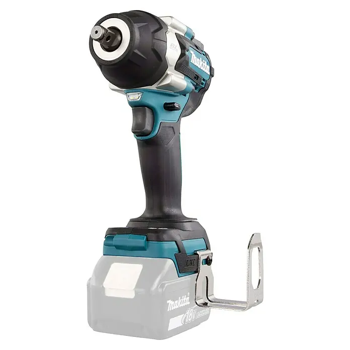 Makita LXT 18V Llave de impacto de batería DTW700Z - 18 V, Sin batería, 700 Nm, Número máx. de impactos: 2.700 /min - Llave de impacto inalámbrica Makita con clip de metal para sujetar al cinturón y detalles en color turquesa brillante en la carcasa.