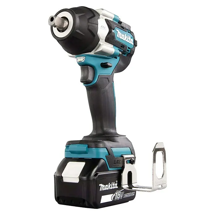 Makita LXT 18V Llave de impacto de batería DTW701RTJ - 18 V, 2 baterías, 5 Ah, 700 Nm - Imagen de una llave de impacto inalámbrica Makita con batería de 18V. El dispositivo es negro y verde azulado.