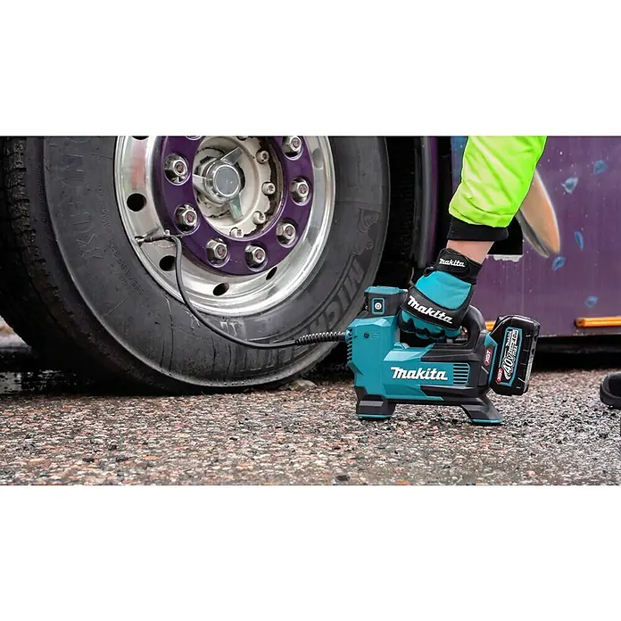 Makita XGT 40V max. Akku-Kompressor MP001GZ - 40 V, Ohne Akku, 11,1 bar - Makita Akku-Luftpumpe pumpt einen großen LKW-Reifen auf. Ideal für unterwegs, die Pumpe sorgt für den richtigen Reifendruck!