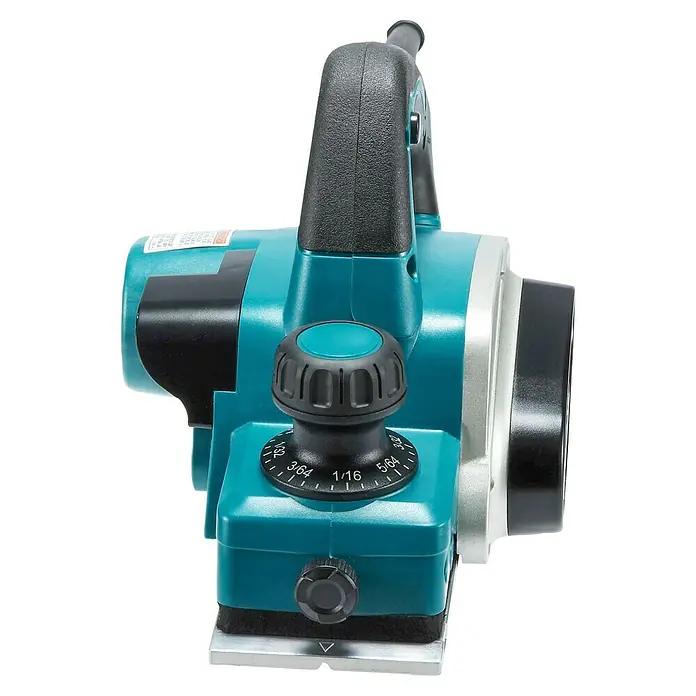 Makita Handhobel im MAKPAC KP0800J - 620 W, Hobelbreite: 82 mm, Falztiefe: 9 mm - Nahaufnahme einer elektrischen Hobelmaschine in Türkis und Schwarz, die Details wie den Tiefenverstellknopf hervorhebt.
