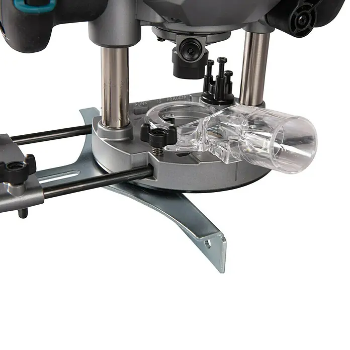 Makita Oberfräse RP001GZ - 40 V, 1 Akku - Nahaufnahme einer Makita Oberfräse mit präziser Tiefeneinstellung und Staubabsaugung für sauberes Arbeiten.