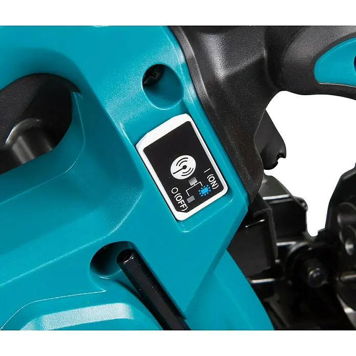 Makita XGT 40V max. Akku-Handkreissäge HS012GZ - 40 V, Ohne Akku, Durchmesser Sägeblatt: 165 mm, 0 U/min - 5.200 U/min - Nahaufnahme eines Werkzeugs mit einem Schalter, der auf "Ein" steht, was auf die Bereitschaft zur Nutzung des Werkzeugs hinweist.