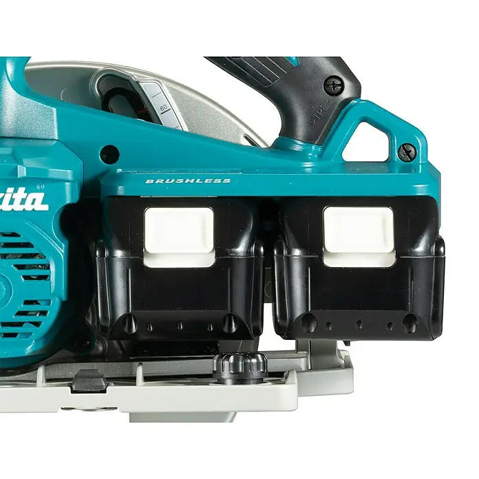 Makita LXT 18V Akku-Handkreissäge DHS782ZJ - 18 V, Ohne Akku, Durchmesser Sägeblatt: 190 mm, 0 U/min - 6.000 U/min - Detailaufnahme einer Makita Akku-Kreissäge mit zwei eingesetzten Akkus, die das kabellose Arbeiten ermöglicht.
