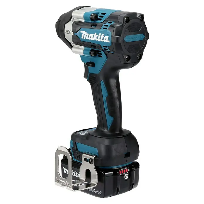 Makita LXT 18V Llave de impacto de batería DTW701RTJ - 18 V, 2 baterías, 5 Ah, 700 Nm - Imagen de una llave de impacto inalámbrica Makita. Una herramienta de alta calidad para profesionales, perfecta para tareas de atornillado exigentes.
