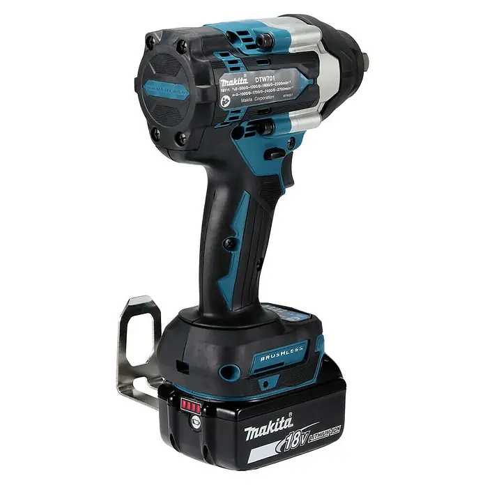 Makita LXT 18V Llave de impacto de batería DTW701RTJ - 18 V, 2 baterías, 5 Ah, 700 Nm - Primer plano de la llave de impacto inalámbrica Makita DTW701, reconocida por su rendimiento y diseño sin escobillas.