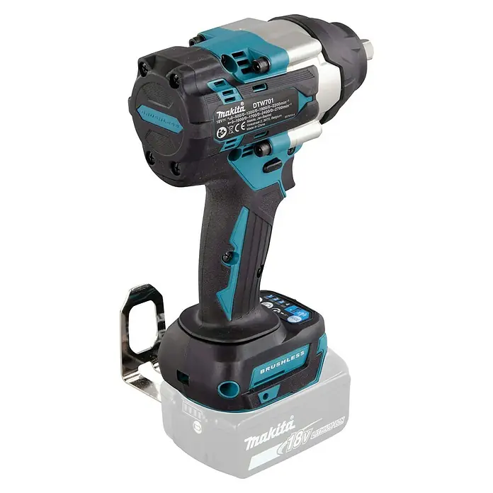 Makita LXT 18V Llave de impacto de batería DTW701 - 18 V, Sin batería, 700 Nm - Primer plano de una llave de impacto inalámbrica Makita DTW701 con batería de 18V. Ideal para uso profesional.