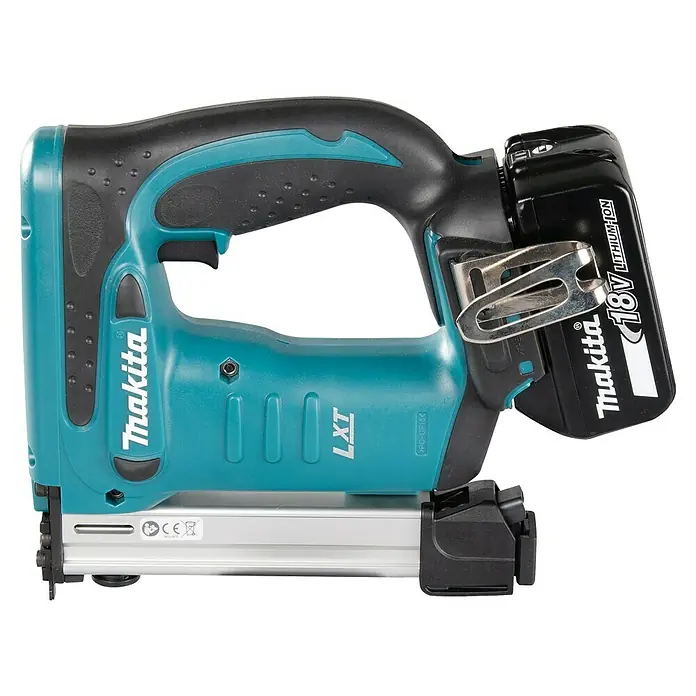 Makita LXT 18V Grapadora de batería DST221RTJ - 18 V, 2 baterías, 5 Ah - Imagen de una clavadora inalámbrica Makita, destaca por su diseño azul verdoso, mango negro y compacta batería de iones de litio de 18V.