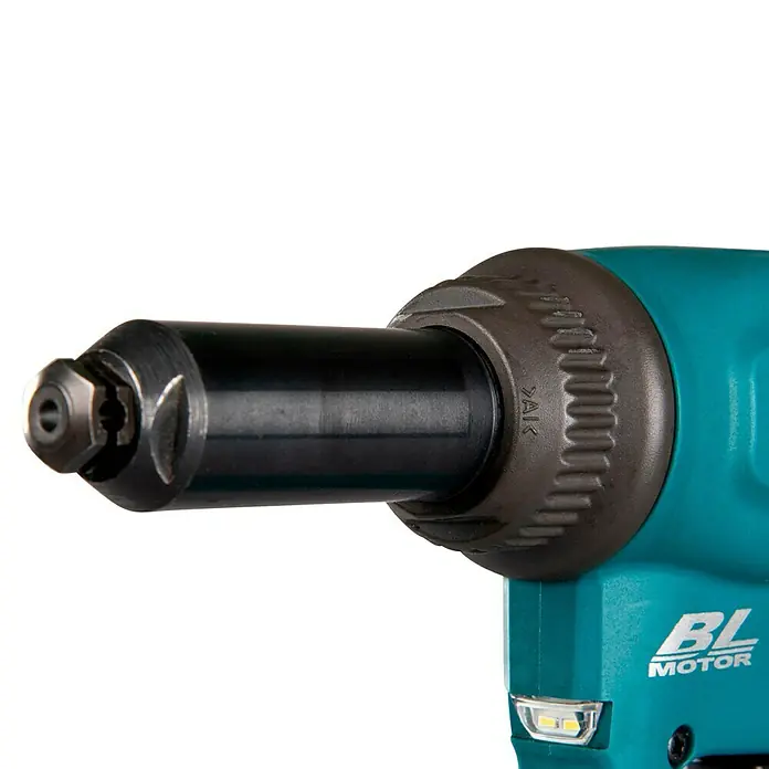 Makita LXT 18V Akku-Blindnietpistole DRV150Z - 18 V, Ohne Akku - Nahaufnahme eines Akku-Blindnietmutternsetzers von Makita, der die Bauweise und das bürstenlose BL-Motor-Design hervorhebt.