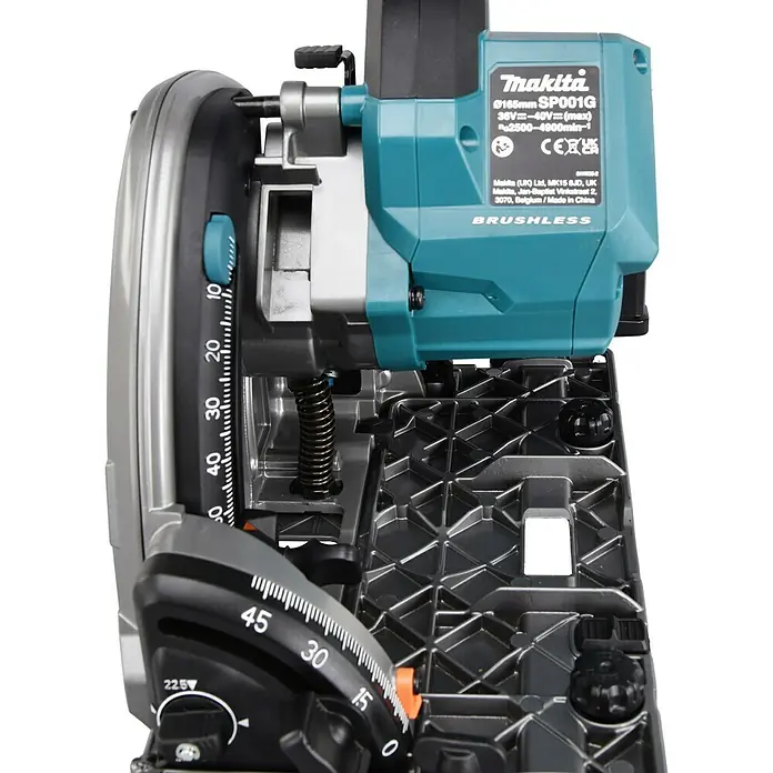 Makita XGT 40V max. Akku-Tauchsäge im MAKPAC SP001GZ03 - 40 V, Ohne Akku, Durchmesser Sägeblatt: 165 mm, 2.500 U/min - Nahaufnahme der Makita SP001G Akku-Kappsäge, mit Details zu Winkeleinstellungen und Brushless-Motor.