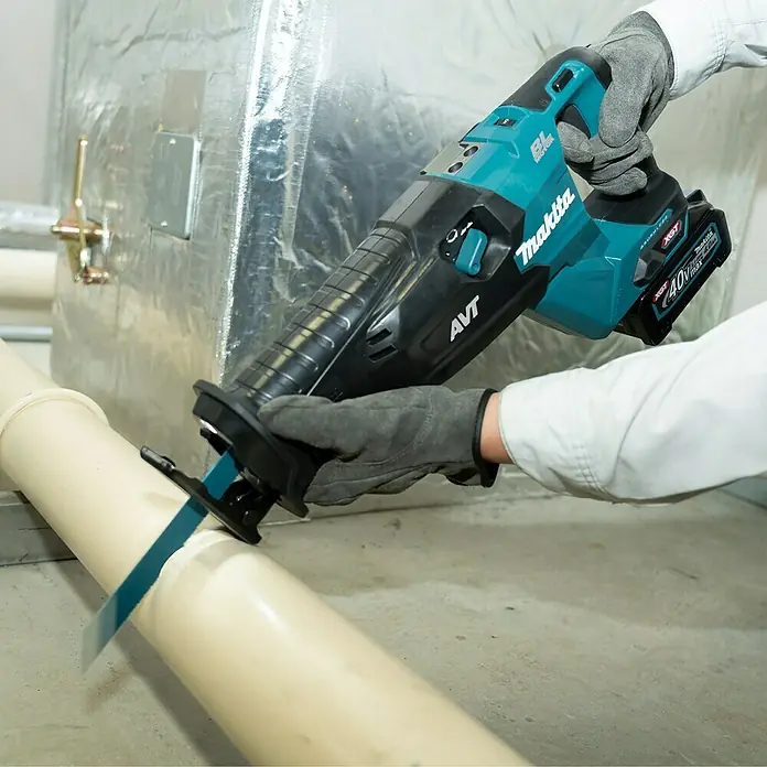 Makita XGT 40V max. Akku-Säbelsäge JR002GZ - 40 V, Ohne Akku, Leerlaufhubzahl: 3.000 /min - Die Makita Akku-Reciprosäge im Einsatz: Ein Handwerker sägt ein Rohr mit der leistungsstarken Säge.