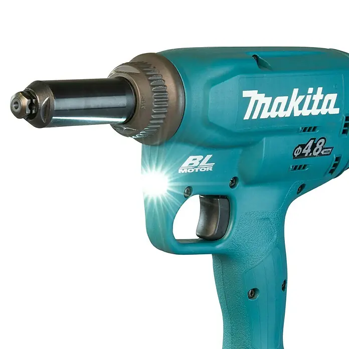 Makita LXT 18V Akku-Blindnietpistole DRV150Z - 18 V, Ohne Akku - Nahaufnahme eines akkubetriebenen Makita-Nietwerkzeugs mit LED-Beleuchtung, das sich ideal für effiziente Nietarbeiten eignet.