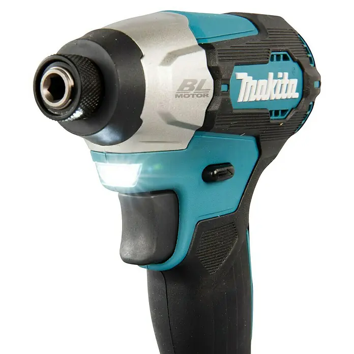 Makita LXT 18V Llave de impacto de batería DTD157Z - 18 V, Sin batería, 140 Nm - Primer plano de un atornillador de impacto inalámbrico Makita con luz LED, ideal para atornillar con precisión en entornos oscuros.
