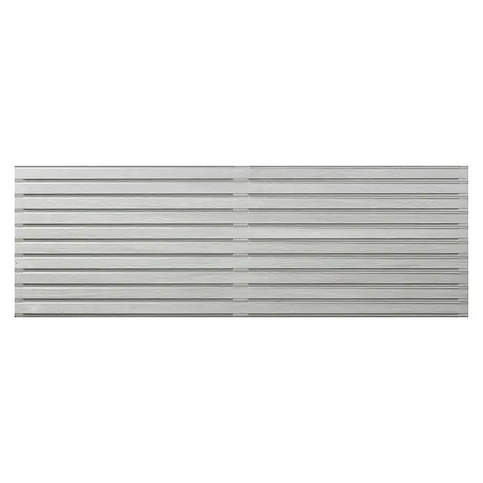 Wandfliese Spa Perla Dekor - 30 x 90 cm, Grau, Matt - Ein elegantes Wandpaneel mit horizontalen Holzlatten in einem neutralen Farbton, das eine moderne und stilvolle Atmosphäre schafft.
