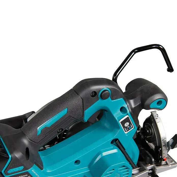 Makita XGT 40V max. Akku-Handkreissäge HS012GZ - 40 V, Ohne Akku, Durchmesser Sägeblatt: 165 mm, 0 U/min - 5.200 U/min - Nahaufnahme einer Akku-Handkreissäge in Türkis und Schwarz, die Details des Werkzeugs hervorhebt.