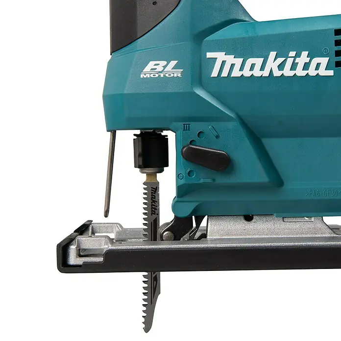 Makita LXT 18V Akku-Pendelhubstichsäge DJV184Z - 18 V, Li-Ionen, Anzahl Akkus: Ohne Akku, Leerlaufhubzahl: 0 /min - 3.000 /min - Nahaufnahme einer Makita Akku-Stichsäge mit blaugrünem Gehäuse und eingesetztem Sägeblatt.