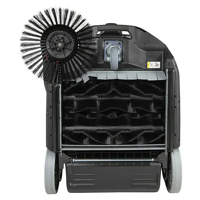 Makita XGT 40V max. Akku-Handkehrmaschine VS001GZ - 40 V, Arbeitsbreite: 650 mm, 24 l - Nahaufnahme einer Kehrmaschine mit rotierenden Bürsten zur Reinigung von Flächen.