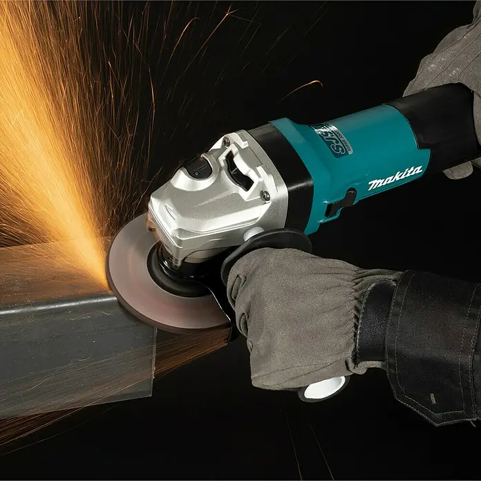 Makita Elektro-Winkelschleifer GA5091X01 - 1.900 W, Durchmesser Scheibe: 125 mm, Leerlaufdrehzahl: 0 U/min - 11.500 U/min - Illustration einer Makita-Schleifmaschine in Aktion, die helle Funken erzeugt.\n
