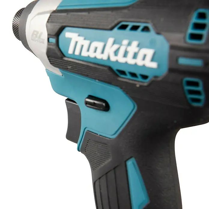 Makita LXT 18V Akku-Schlagschrauber DTD157Z - 18 V, Ohne Akku, 140 Nm - Nahaufnahme eines Akku-Schlagschraubers von Makita, der für seine Leistung und sein robustes Design bekannt ist.