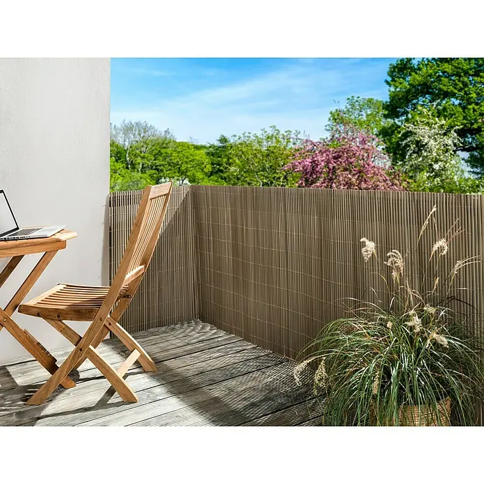 Sichtschutzmatte - 300 x 90 cm, Kunststoff, Sand - Der braune Sichtschutzzaun aus Bambus sorgt für Privatsphäre auf dem Balkon mit Holzboden und Holztisch.