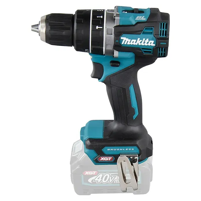Makita XGT 40V max. Taladro atornillador percutor de batería HP002GZ - 40 V, Sin batería, 64 Nm - Primer plano de un taladro inalámbrico Makita, con detalles verde azulado y un diseño robusto. Ideal para proyectos de bricolaje exigentes.