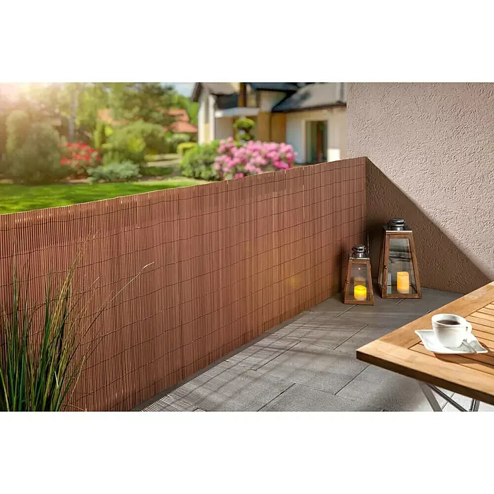 Sichtschutzmatte - 300 x 90 cm, Kunststoff, Braun - Ein dekorativer Sichtschutz aus Bambus sorgt für Privatsphäre auf dem Balkon, ergänzt durch Laternen und eine Tasse Kaffee auf einem Holztisch.