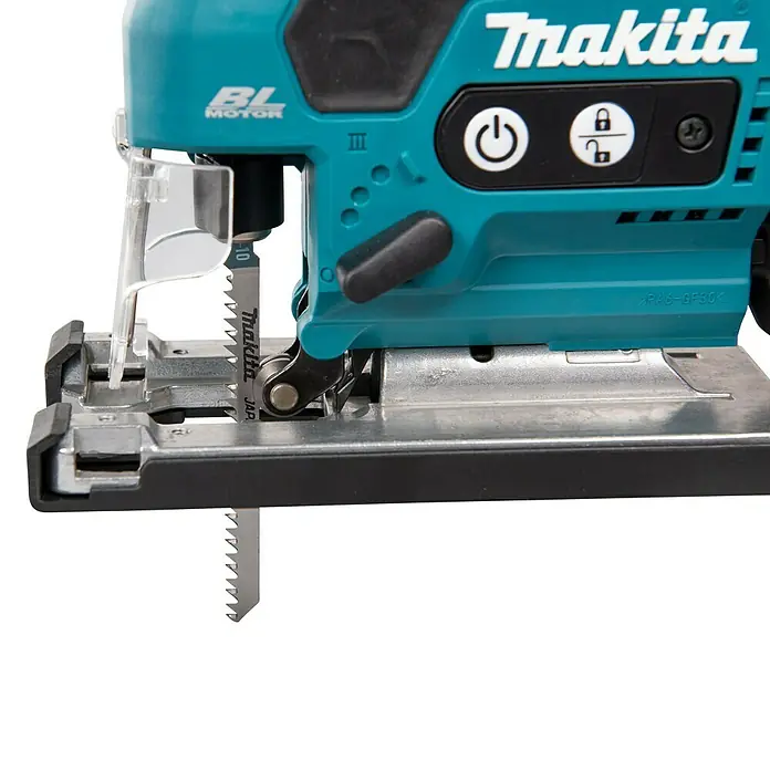 Makita LXT 18V Akku-Pendelhubstichsäge DJV185RF1J - 18 V, Li-Ionen, Anzahl Akkus: 1 Akku, Leerlaufhubzahl: 800 /min - 3.000 /min - Nahaufnahme einer Makita Stichsäge mit Fokus auf das Sägeblatt und die Bedienelemente.