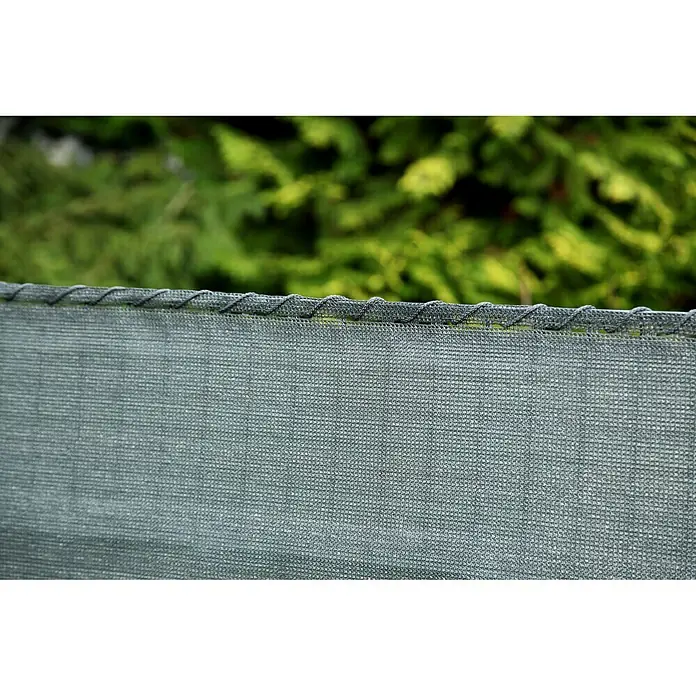Sichtschutz - 500 x 180 cm, Kunststoff, Anthrazit - Nahaufnahme eines grauen Zaunnetzes mit grüner Vegetation im Hintergrund.