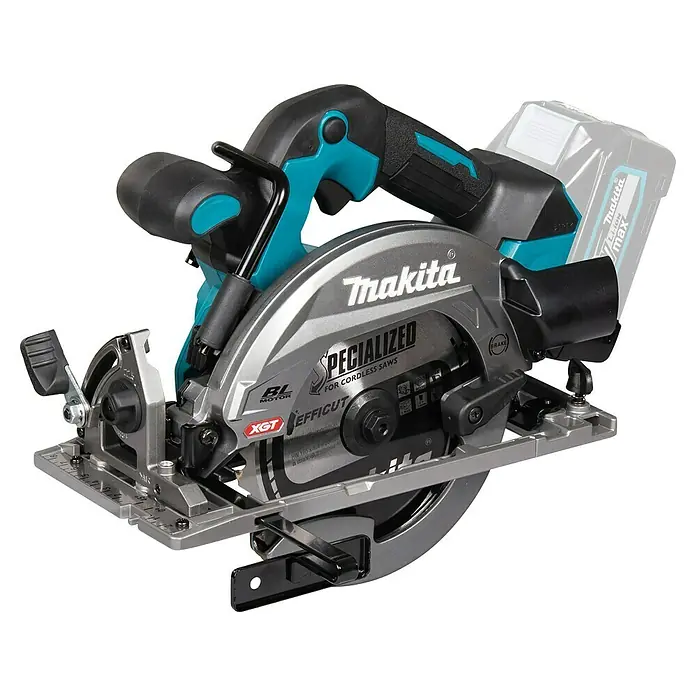 Makita XGT 40V max. Akku-Handkreissäge HS012GZ - 40 V, Ohne Akku, Durchmesser Sägeblatt: 165 mm, 0 U/min - 5.200 U/min - Eine akkubetriebene Makita Kreissäge mit blau-schwarzem Gehäuse und gut sichtbarer Sägeblattabdeckung für sichere Schnitte.