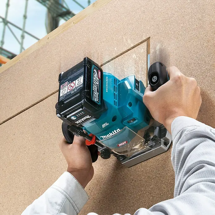 Makita Oberfräse RP001GZ - 40 V, 1 Akku - Der Makita Akku-Trockenbauschneider schneidet präzise Ausschnitte in Gipskartonplatten, angetrieben von einem 40V Akku für effizientes Arbeiten.