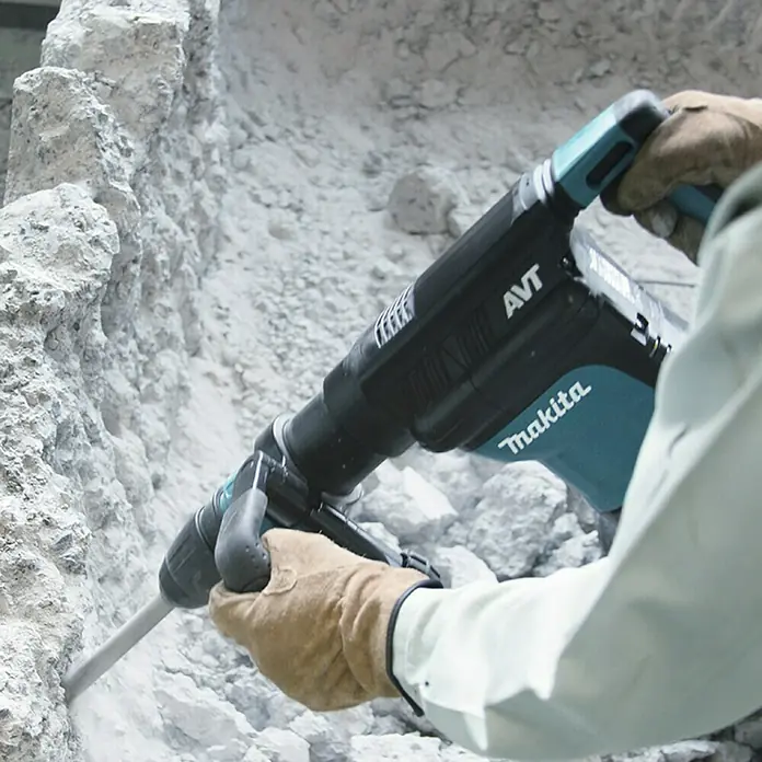 Makita Abbruchhammer HM1111C - 1.300 W, 11,2 J, SDS-Max-Aufnahme - Makita Abbruchhammer im Einsatz, ideal für schwere Abbrucharbeiten. Robustes Werkzeug für Profis, die Leistung und Zuverlässigkeit benötigen.