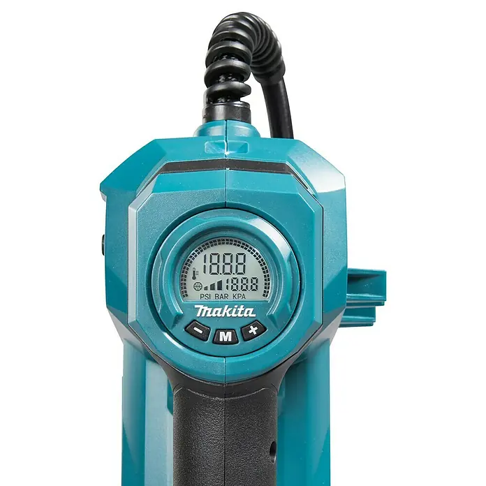 Makita XGT 40V max. Akku-Kompressor MP001GZ - 40 V, Ohne Akku, 11,1 bar - Nahaufnahme einer Makita Akku-Luftpumpe mit digitaler Anzeige und Schlauch.