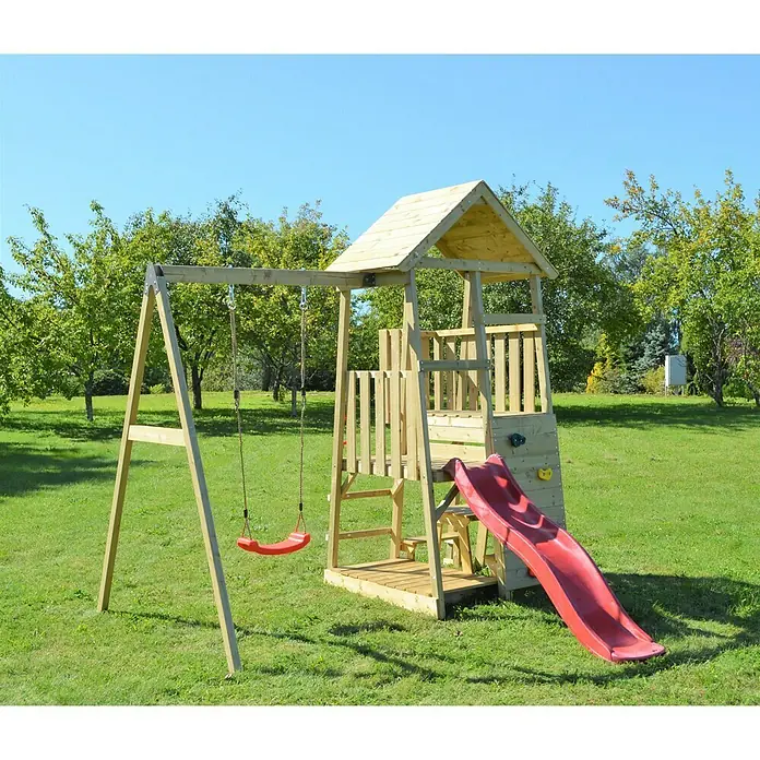 Wendi Toys Kinderspielturm Gorilla - Natur/Rot - Ein hölzerner Kinderspielplatz mit Schaukel, Rutsche und Kletterwand steht auf einer grünen Wiese unter einem blauen Himmel.