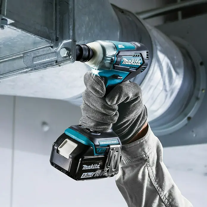 Makita LXT 18V Akku-Schlagschrauber DTW181Z - 18 V, Ohne Akku, 210 Nm - Ein Makita Akku-Schlagschrauber wird von einer Hand mit Arbeitshandschuh gehalten, während er an einem Metallkanal arbeitet.