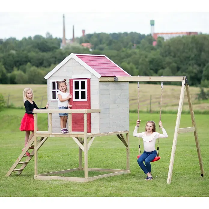 Wendi Toys Spielhaus Zebra - Glas, Natur/Rot - Ein hölzernes Spielhaus mit Schaukel und drei Kindern, die spielen. Das Spielhaus hat eine rote Tür und ein rotes Dach.
