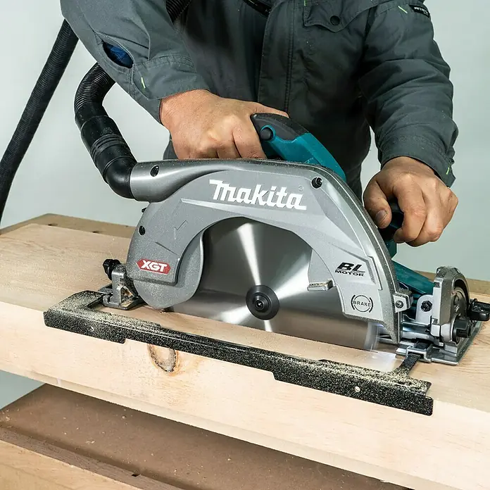 Makita XGT 40V max. Akku-Handkreissäge HS011GZ - 40 V, Ohne Akku, Durchmesser Sägeblatt: 260 mm - 270 mm, 3.500 U/min - Nahaufnahme einer Makita XGT Akku-Handkreissäge in Aktion, die ein Holzbrett durchschneidet.