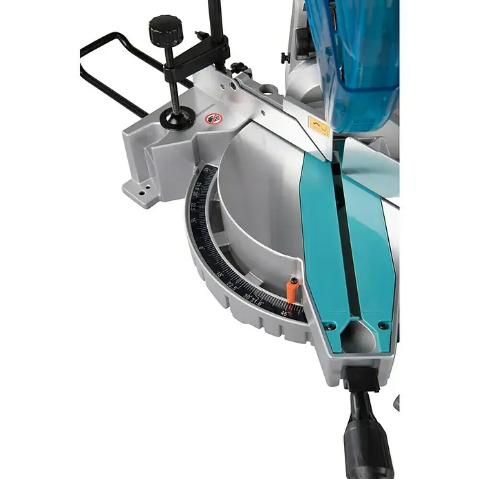 Makita Kapp- & Gehrungssäge LH1201FL - 1.650 W, Durchmesser Sägeblatt: 305 mm, Leerlaufdrehzahl: 0 U/min - 3.800 U/min - Detailansicht einer Kapp- und Gehrungssäge. Die Skala zeigt verschiedene Winkelgrade für präzise Schnitte an.