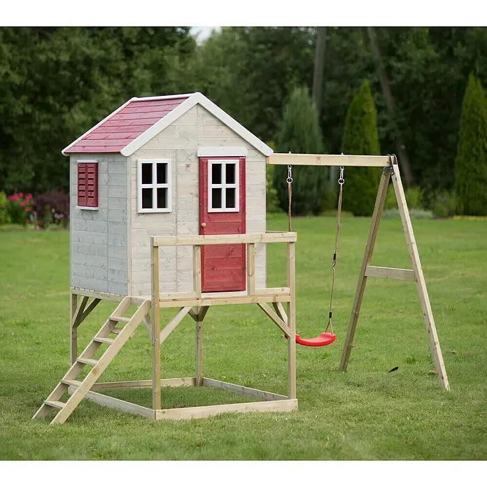 Wendi Toys Spielhaus Zebra - Glas, Natur/Rot - Ein Spielhaus mit Schaukel steht im Garten. Das Holzhaus hat ein rotes Dach und eine rote Tür, während die Schaukel rot ist.