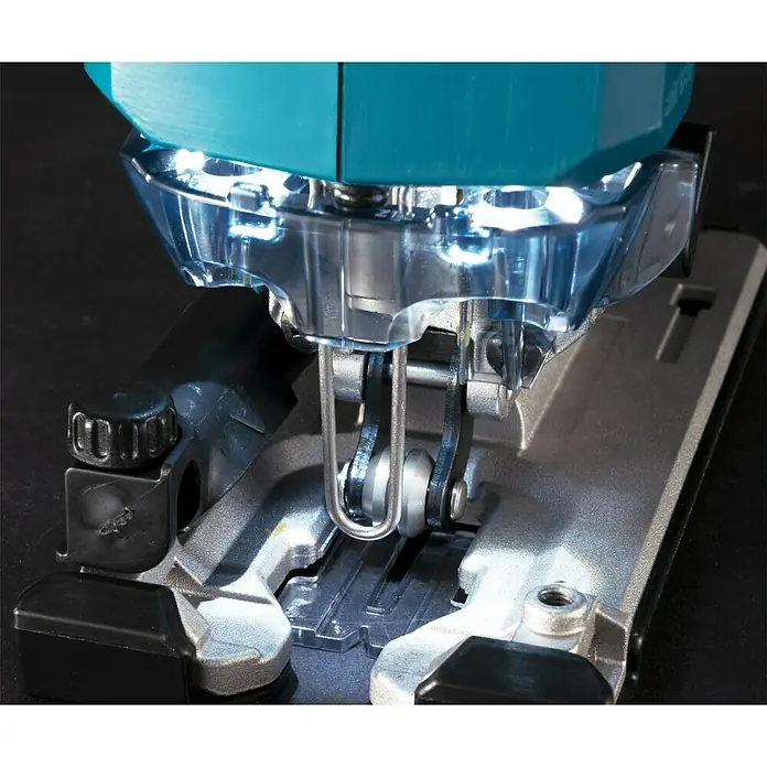 Makita XGT 40V max. Akku-Pendelhubstichsäge JV001GZ - 40 V, Ohne Akku, Leerlaufhubzahl: 800 /min - 3.500 /min - Detailaufnahme einer Stichsäge mit präziser Schnittführung und integrierter Beleuchtung für genaue Ergebnisse.