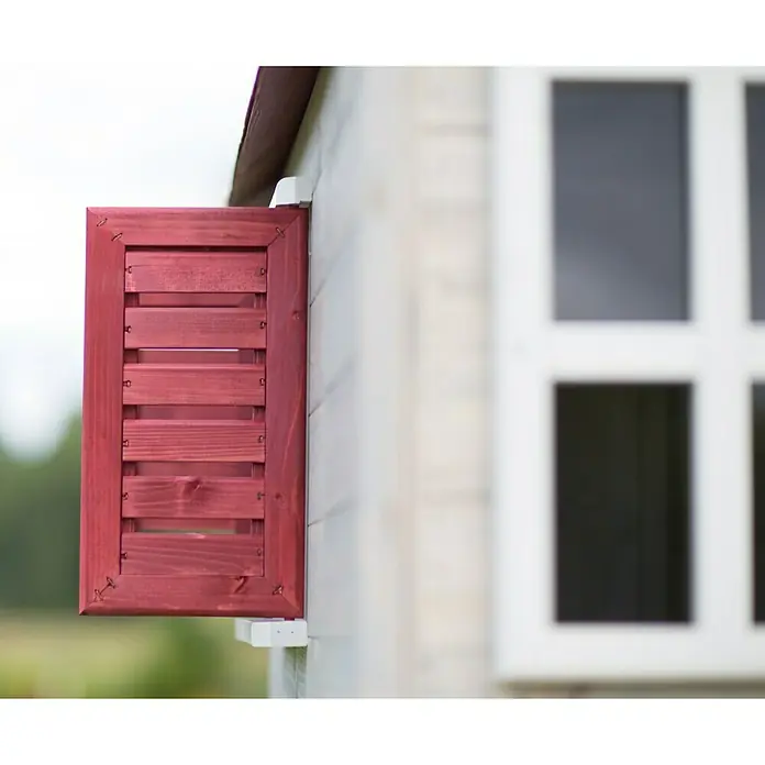 Wendi Toys Spielhaus Zebra - Glas, Natur/Rot - Nahaufnahme eines roten Holzfensterladens an einem Gebäude mit einem weißen Fenster im Hintergrund.