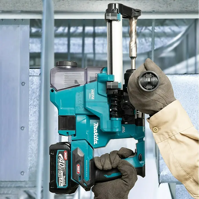 Makita XGT 40V max. Akku-Kombihammer HR010GZ - 40 V, Ohne Akku, 2,1 J - Der Makita Akku-Bohrmagnet in Aktion, ein kabelloses Werkzeug mit HEPA Filter für staubfreies Bohren in Metallkonstruktionen.