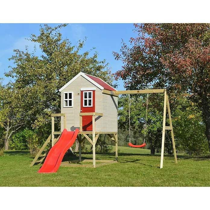 Wendi Toys Spielhaus Elefant - Glas, Natur/Rot - Hölzernes Spielhaus mit Rutsche und Schaukel auf einem Rasen mit Bäumen im Hintergrund.