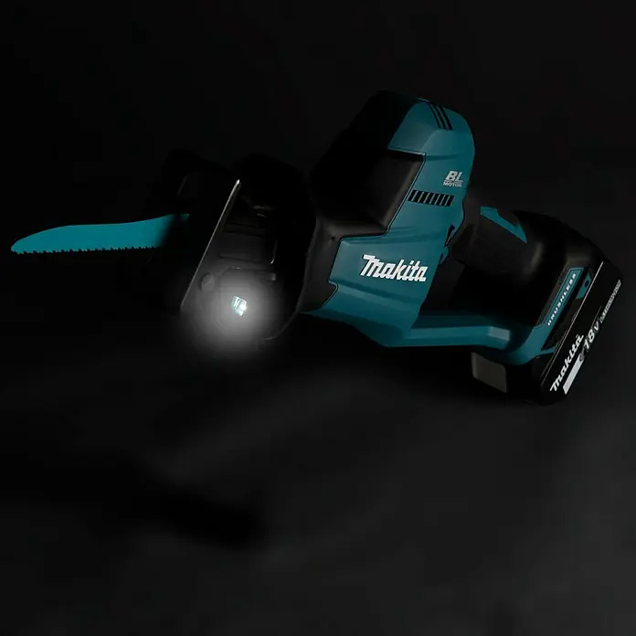 Makita LXT 18V Akku-Säbelsäge DJR189Z - 18 V, Ohne Akku - Bild einer akkubetriebenen Makita Säbelsäge mit LED-Licht und blaugrüner Farbe vor dunklem Hintergrund.