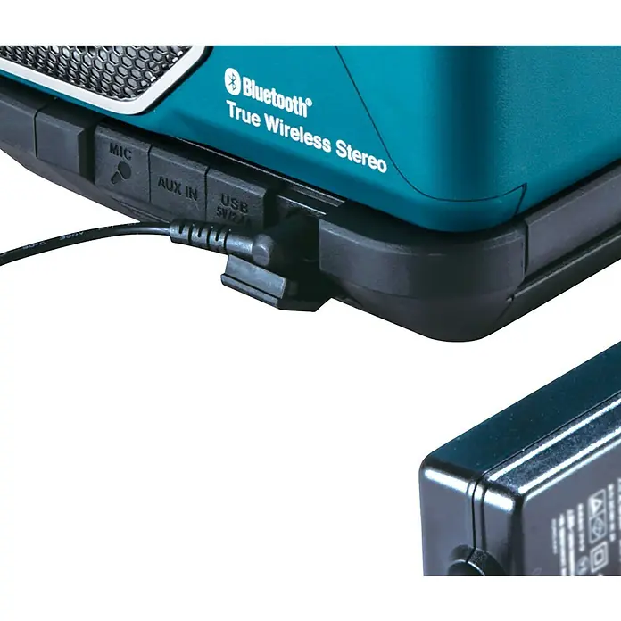 Makita Bluetooth-Lautsprecher MR014GZ - 40 V, Ohne Akku - Detailaufnahme eines türkisfarbenen Bluetooth-Lautsprechers mit Kabel und USB-Anschluss für optimale Konnektivität.