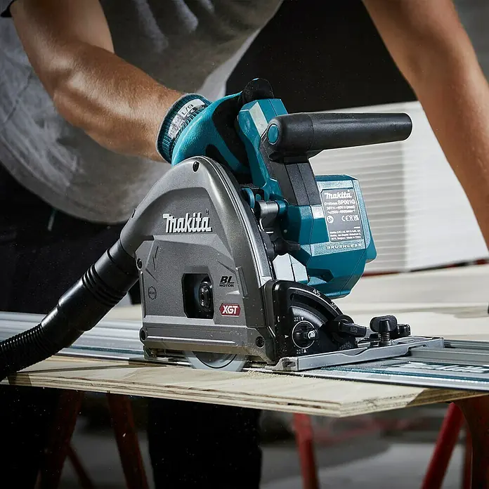 Makita XGT 40V max. Akku-Tauchsäge im MAKPAC SP001GZ03 - 40 V, Ohne Akku, Durchmesser Sägeblatt: 165 mm, 2.500 U/min - Der Akku-Tauchsäge Makita DSP600ZJ beim Schneiden von Holz auf einer Führungsschiene.