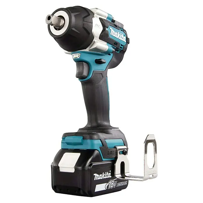 Makita LXT 18V Akku-Schlagschrauber DTW701RTJ - 18 V, 2 Akkus, 5 Ah, 700 Nm - Abbildung eines Makita Akku-Schlagschraubers mit montiertem Akku und Gürtelclip, ideal für schwere Schraubarbeiten.