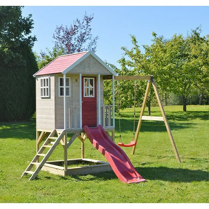 Wendi Toys Spielhaus Alpaka - Glas, Natur/Rot - Bild eines Spielhauses mit Rutsche und Schaukel im Garten. Das Holzspielhaus hat ein rotes Dach und eine rote Tür.