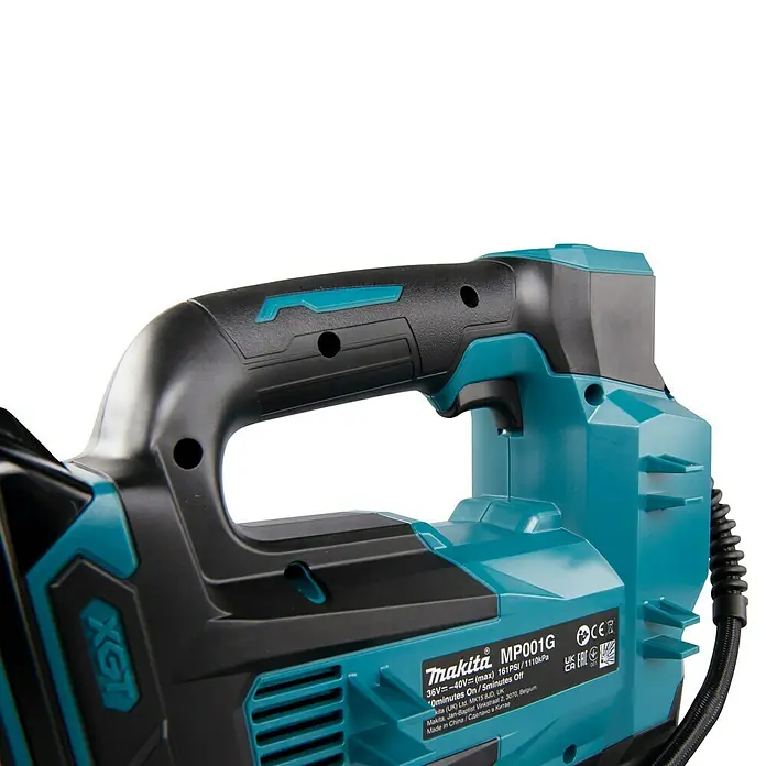 Makita XGT 40V max. Akku-Kompressor MP001GZ - 40 V, Ohne Akku, 11,1 bar - Nahaufnahme einer Akku-Luftpumpe MP001G von Makita in Türkis und Schwarz. Ideal für Reifen und mehr mit bis zu 1110 kPa Druck.