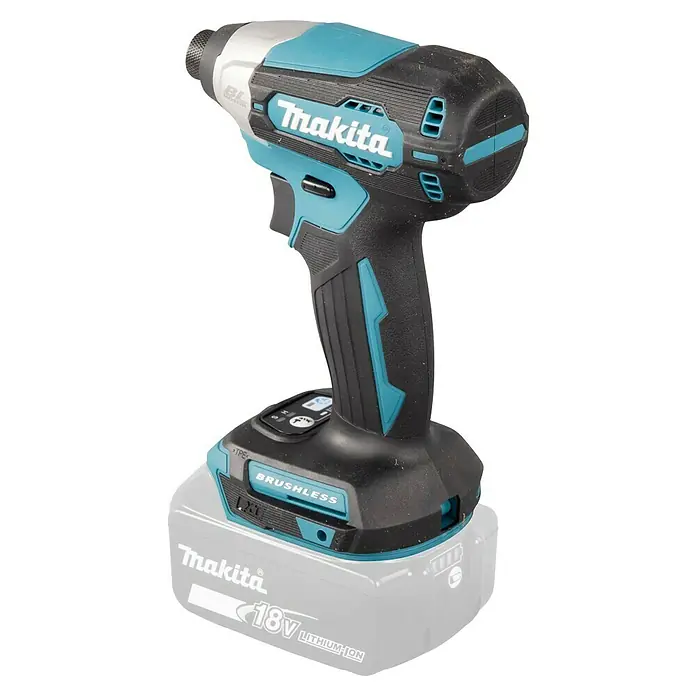 Makita LXT 18V Llave de impacto de batería DTD157Z - 18 V, Sin batería, 140 Nm - Primer plano de un atornillador de impacto inalámbrico Makita, con un diseño azul y negro, conectado a una batería.